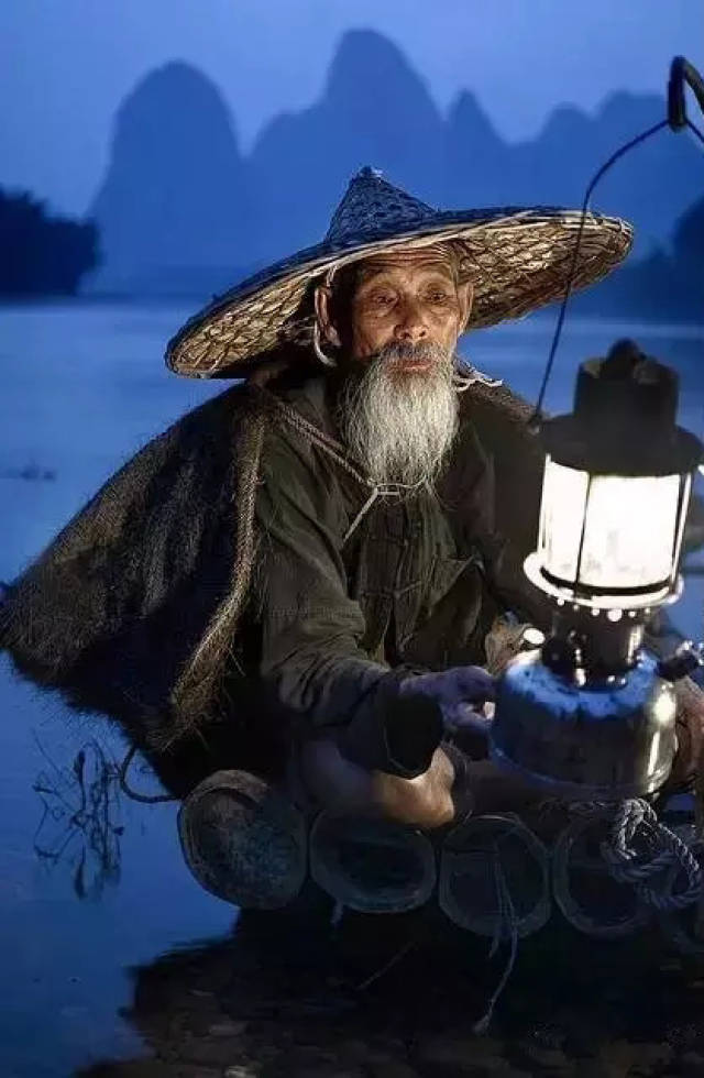 戴箬笠,穿蓑衣,扛锄头,牵耕牛.