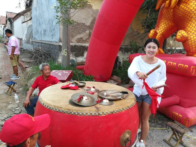 滨州 白衣美女婚礼锣鼓队上精彩敲大鼓 品鲁菜