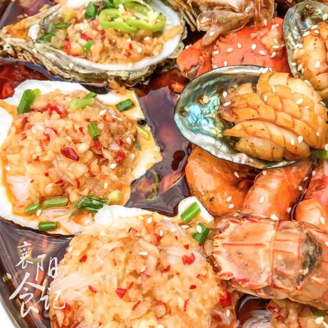 边吃海鲜,边撸串 烧烤才是这个夏天的主旋律