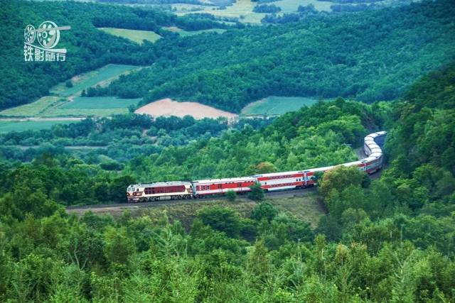 拉面河展线第三层驶过的2728次列车(拍摄:邰行健)