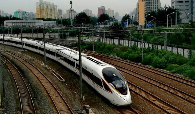 将安排7对"复兴号"动车组在京沪高铁按时速350公里运行,分别担当g1/g2