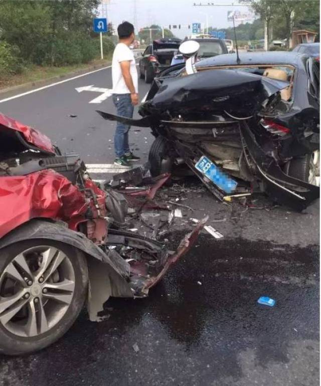 4車連環追尾!江陰芙蓉大道驚魂一幕