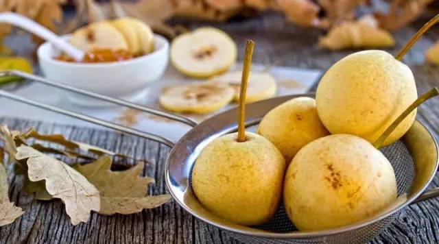 吃梨好处多,但有一种人不适合!健康吃梨有 4 个讲究