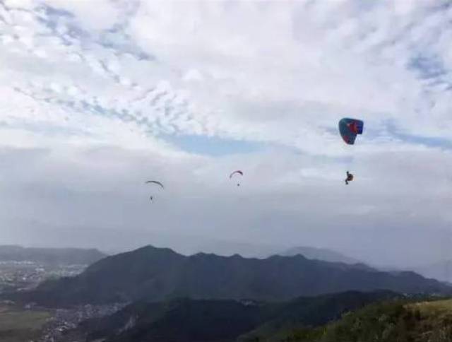 吓死了!游客蹦极坠落悬崖!看完还敢玩吗?