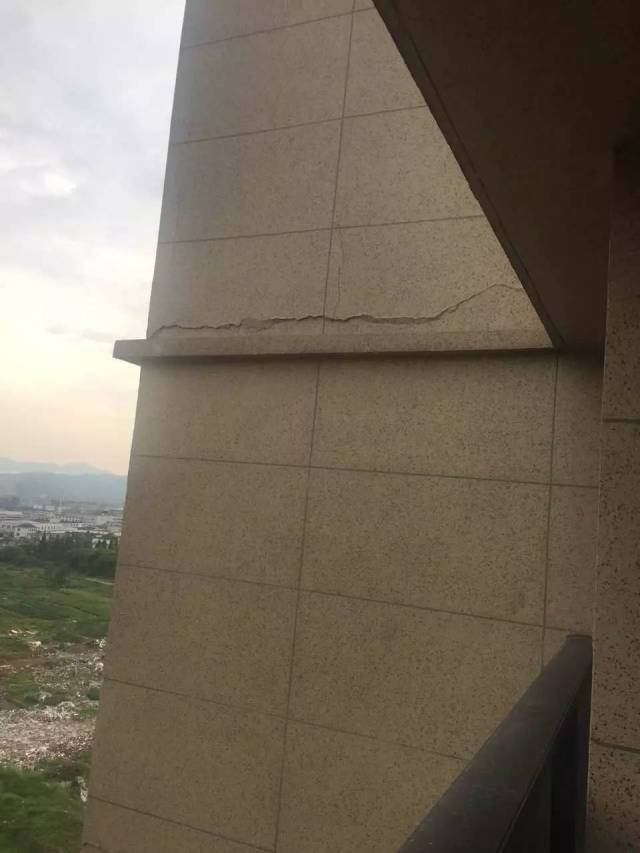 刚交付,余姚某小区外墙面就开裂脱落,太危险....._手机搜狐网