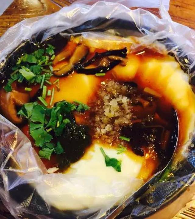 喝下一口,味道着实不错,豆腐脑 细嫩爽滑,汤汁咸淡适中,美好的一天,从