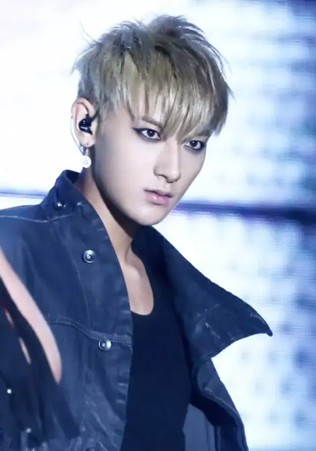 男明星化眼妆,陈坤妖艳邪魅,张翰却是不忍直视?