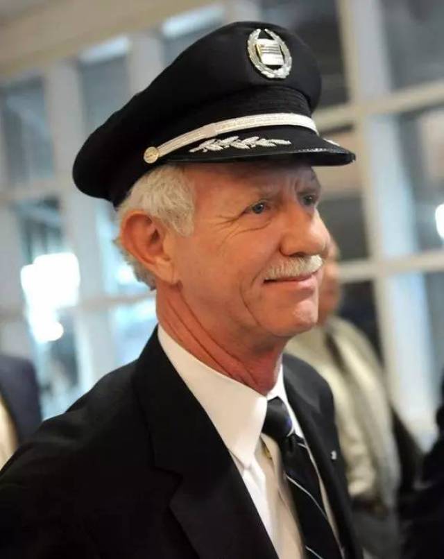 208秒空难史生还奇迹,一位机长如何"逆转生死"