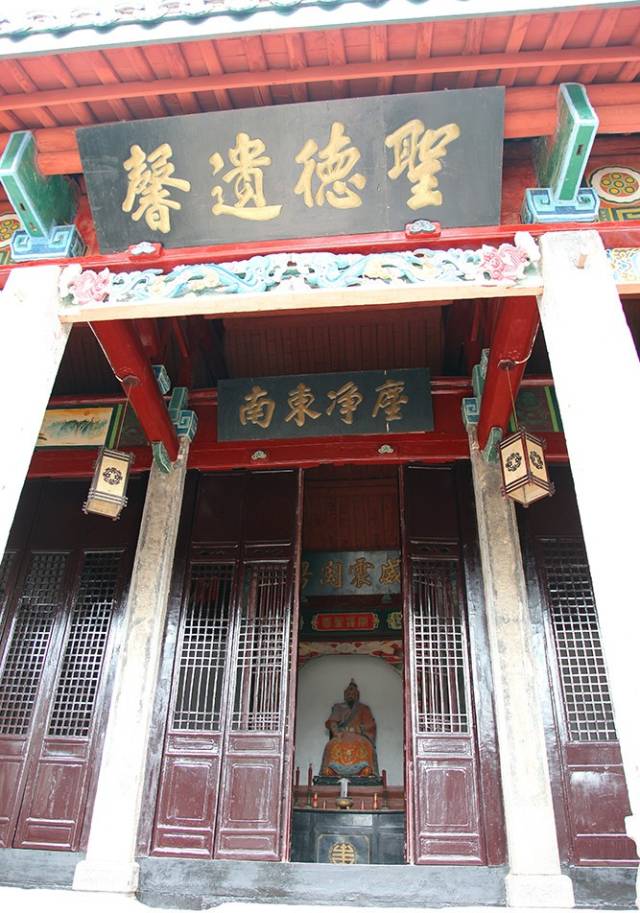 陈元光祖祠现存房屋31间,建筑面积740平方米,总体为四合大院,分前庭