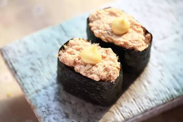 周六特惠:吞拿鱼沙律军舰