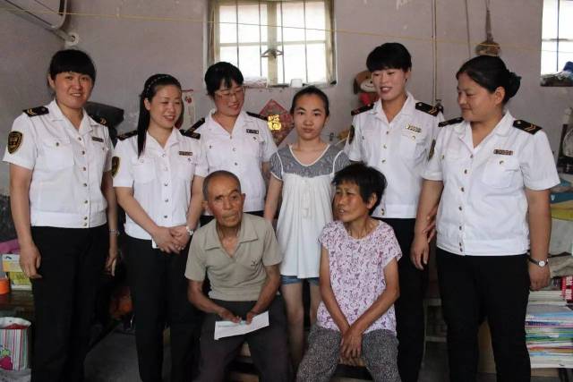 服务明星专栏莱西交运温馨校车最美照管员