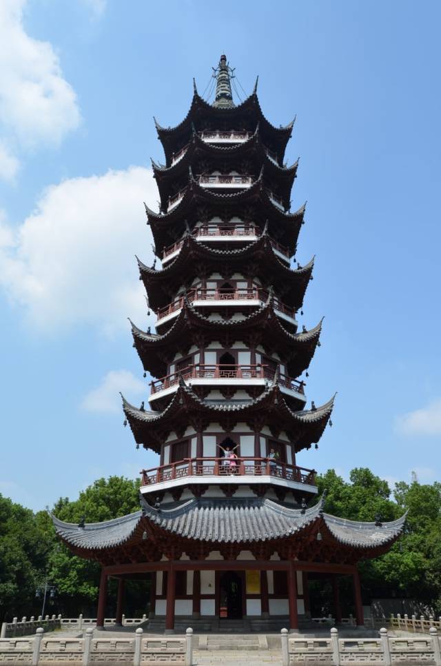 大观园旁有一座塔,叫做青云塔,高四十多米,是观景的好去处.