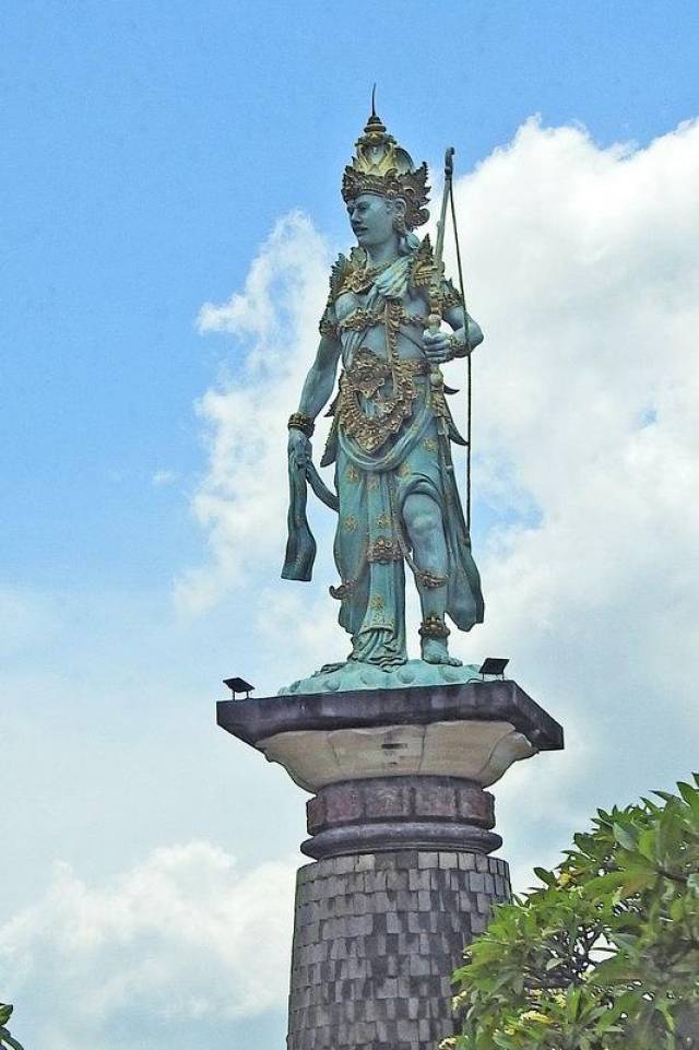 到巴厘岛,看岛上随处可见的神像