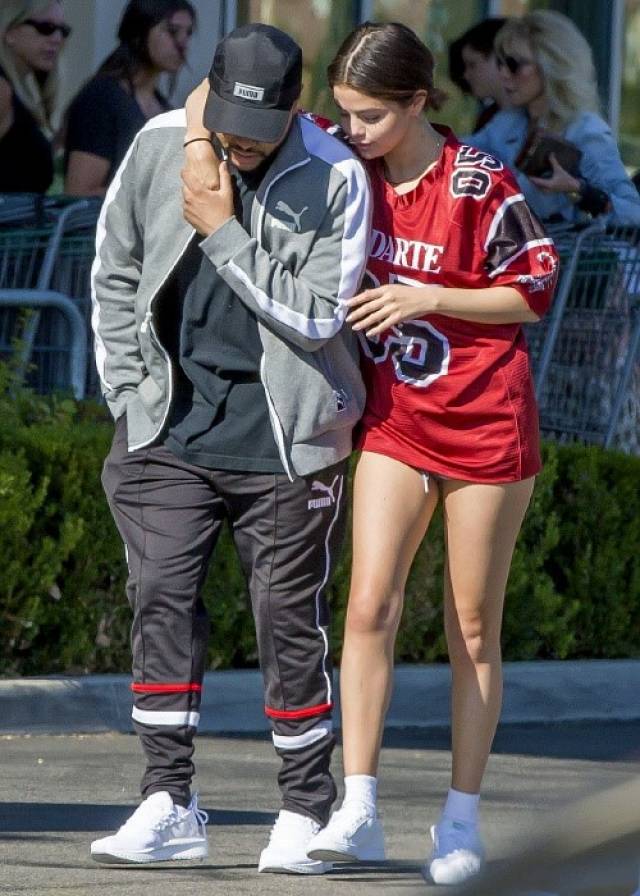 搜狐娱乐讯selena gomez 和男友 the weeknd 在洛杉矶出街购物,割麦子