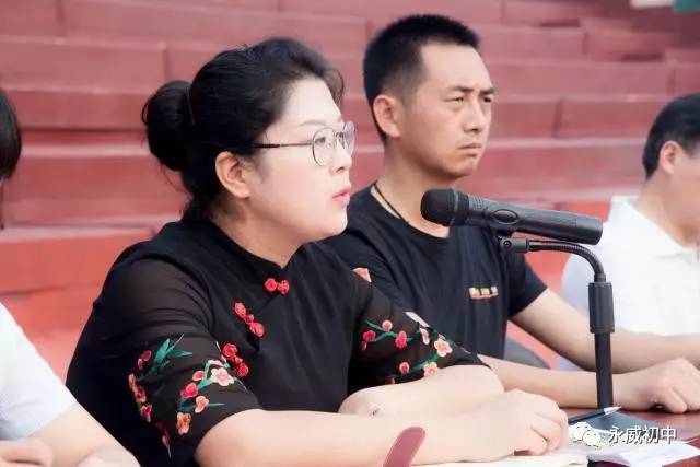申芳校长,杨韧校长,永威学校党支部常务书记武小玉和牛超副校长以及总