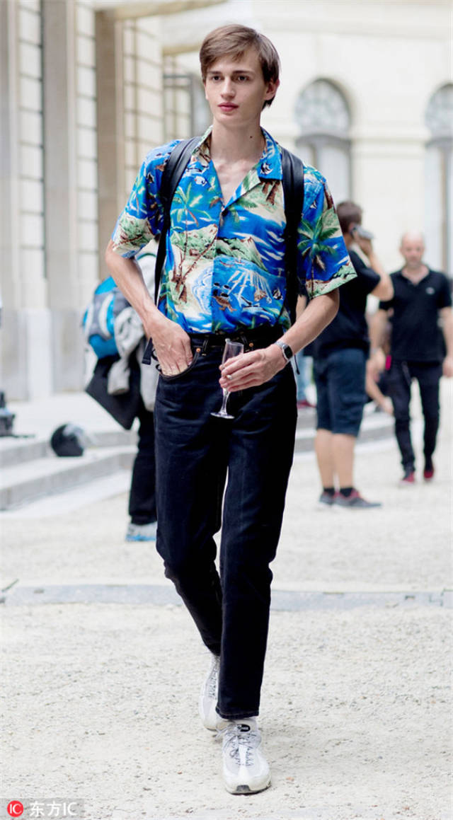 周星驰(图片来源:豆瓣) 潮人示范(图片来源:东方ic) 3.