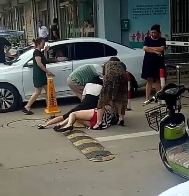 菲依服饰引领时尚潮流