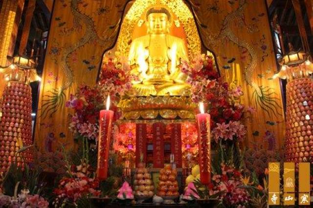 6 安置好佛像后要摆放贡品,最主要的有水,花,灯,香炉和水果,日常供奉