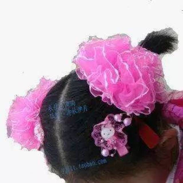 镶满水钻的塑料头夹和盛开如菊花状的头花简直就是去幼儿园的最高礼仪