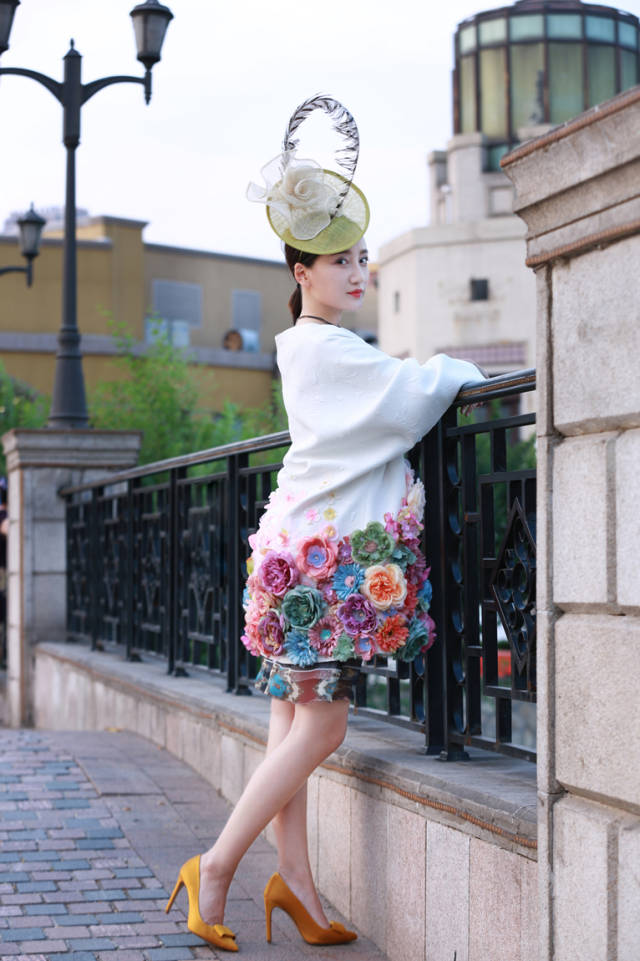 禹童曝街头梦幻写真 化身秋日"百花仙子"