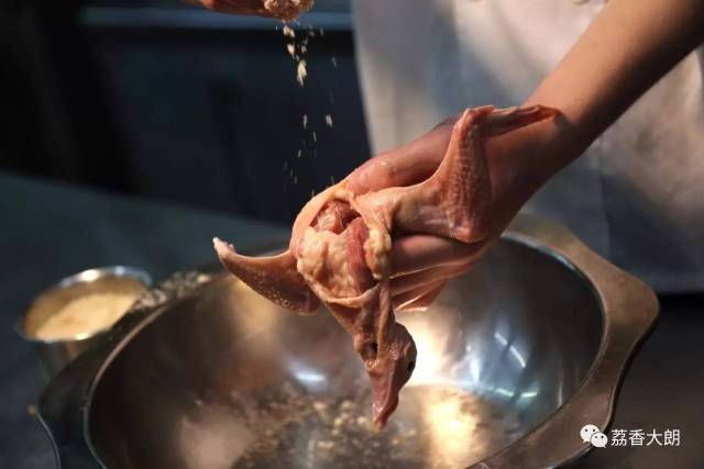 接着自然风干约两小时,去掉表皮水分,这是鸽皮脆口的关键一环.