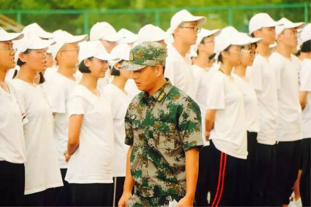 天台中学千名新生开学前的第一课,挥汗操场写青春