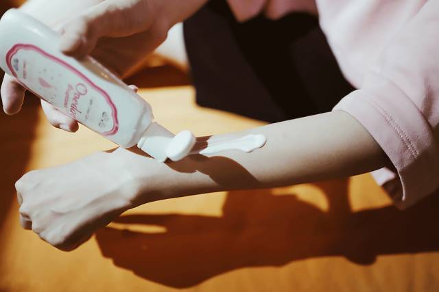 防晒霜总是又闷又油还泛白?因为你没用过这款!_手机搜狐网