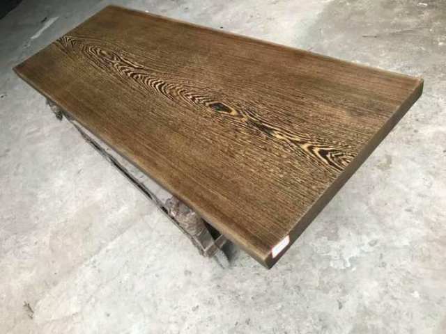 非洲鸡翅木纹路非常粗犷,油性较小,木材没有明显气味;缅甸鸡翅木纹路