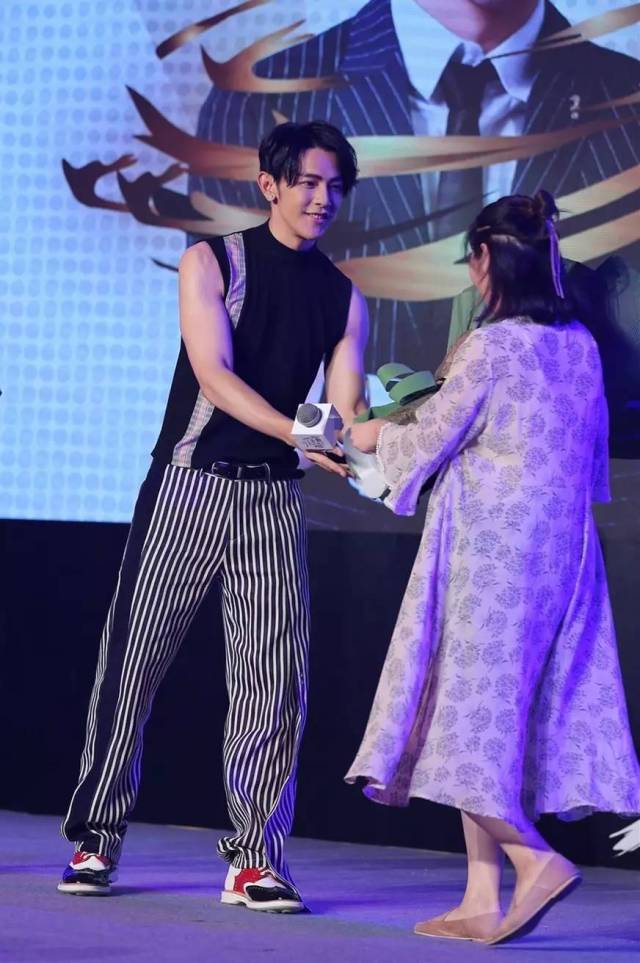 8月23日晚,汪东城在北京与来自五湖四海的粉丝共同欢乐庆生,全场浪舞