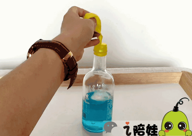 用蘸了洗涤灵的棉签点盘子里的颜色(戳动图↓) playstory上娃们上传的