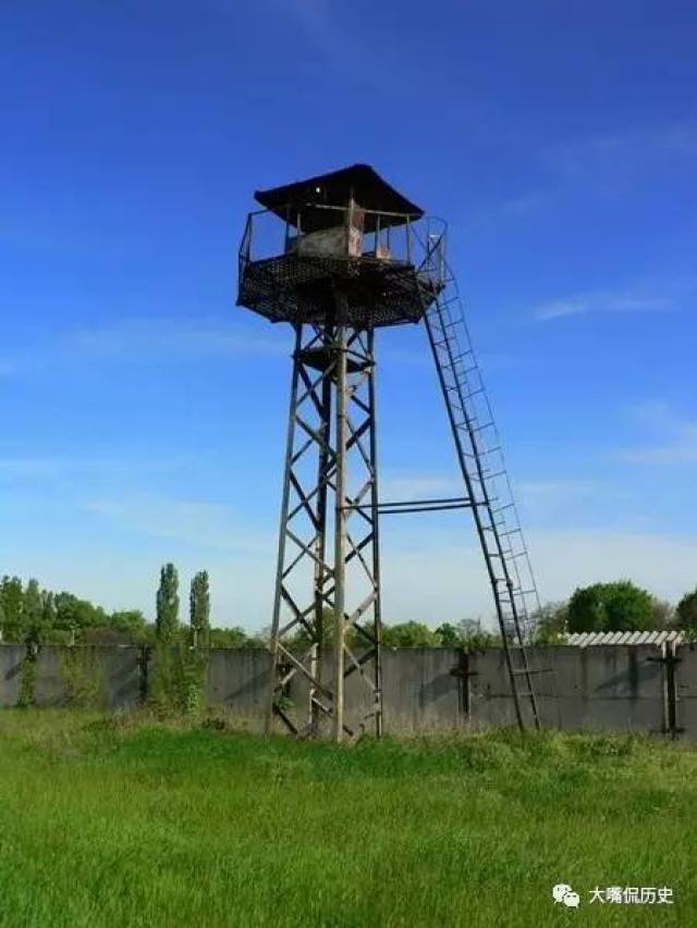 边防检查站的一个了望塔