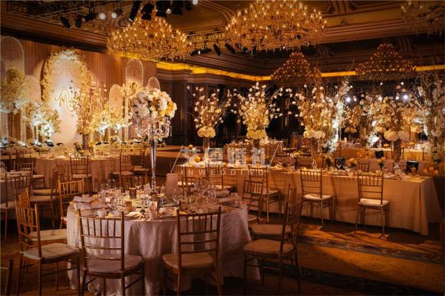 中式婚礼宴会用圆桌,西式婚礼宴会用长条桌.