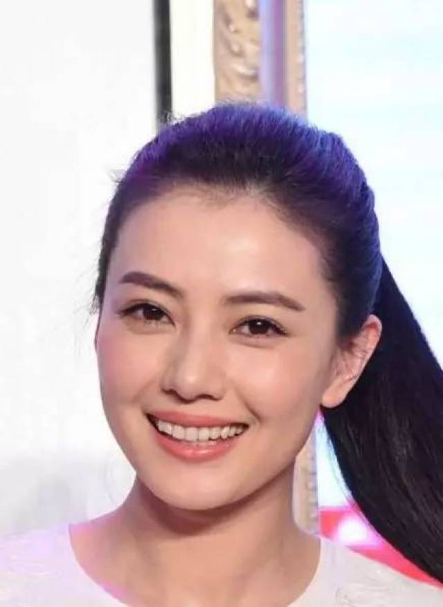 迪丽热巴赵丽颖扎马尾起来美如画,脸小才是最好的