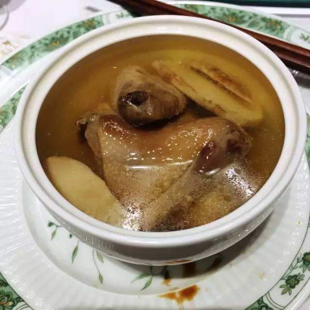 醇香的乳鸽炖松茸,乳鸽的鲜加上松茸的鲜,二鲜合一鲜,这滋味够回味