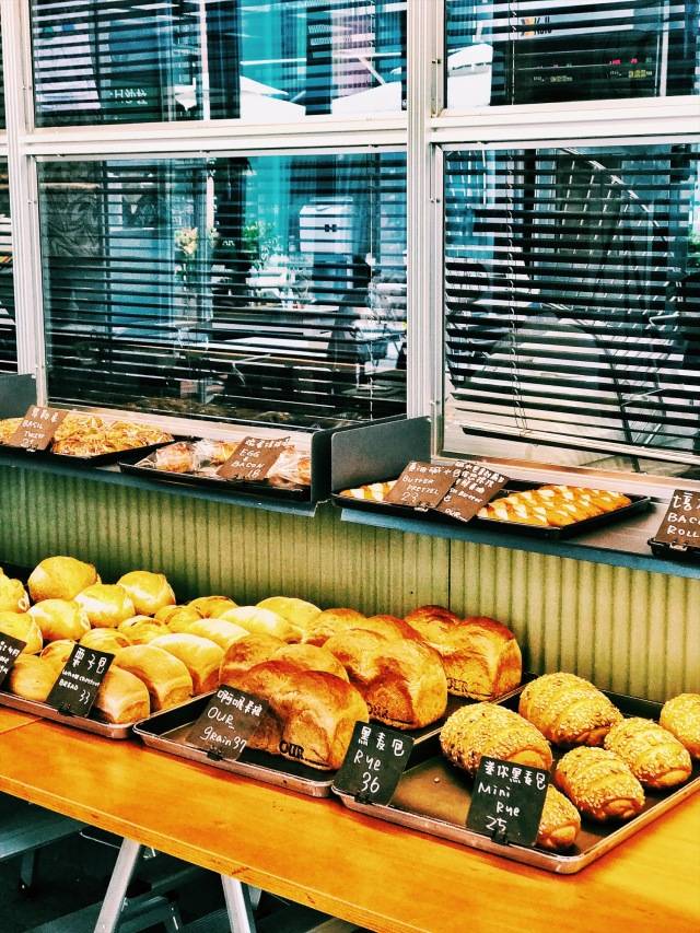 打开our barkery粉色少女心的门,一阵浓浓的麦香扑面而来,排列整齐的