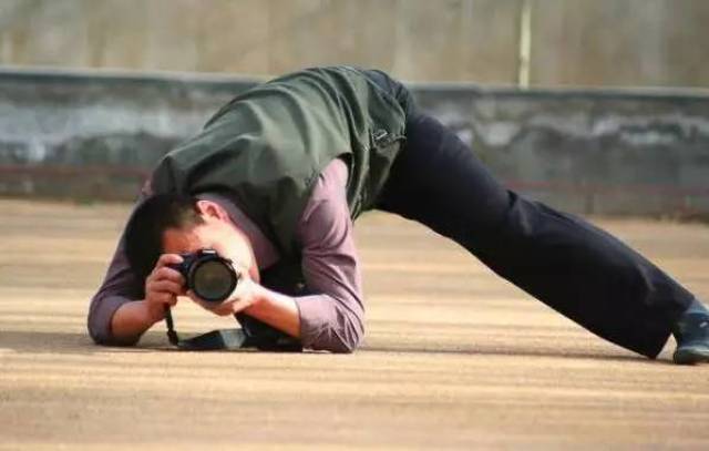 摄影师拍照姿势专业图片