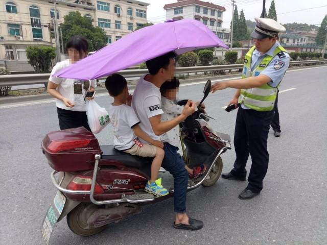 电动车违法载人,加装遮阳伞