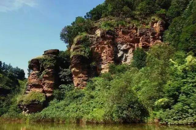 相傳為蚩鳳獻身之地. 這裡石板河與龍馬河在此交匯.