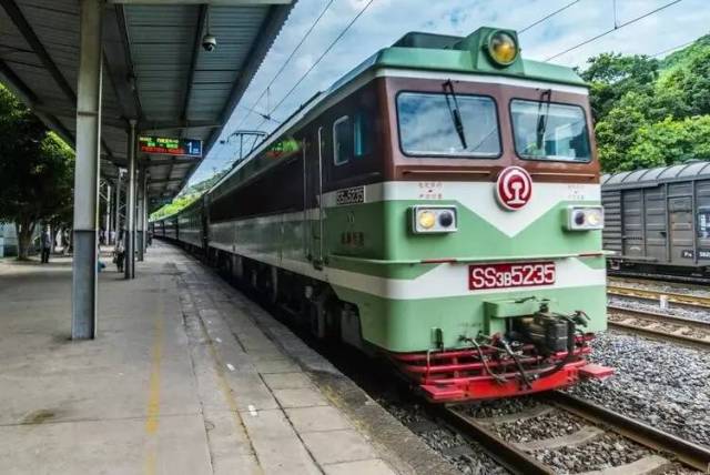 t8870次由攀枝花,t8869次由江油均自9月21日起按新时刻运行 k9472/69