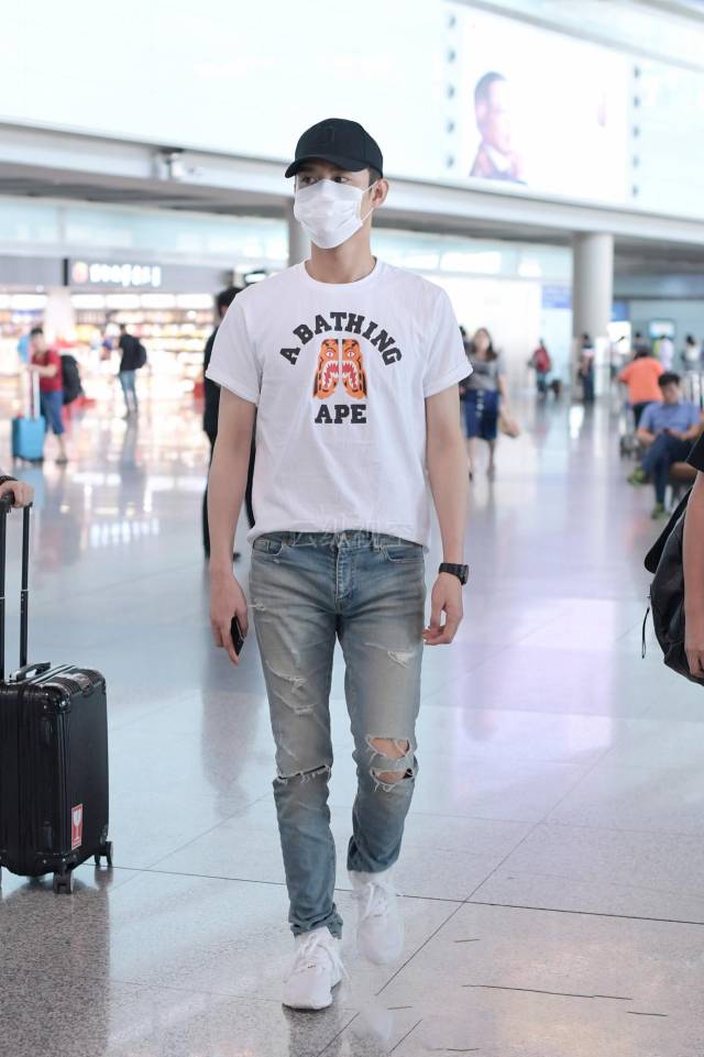 王凯机场私服照,非黑即白,但是会搭太帅!