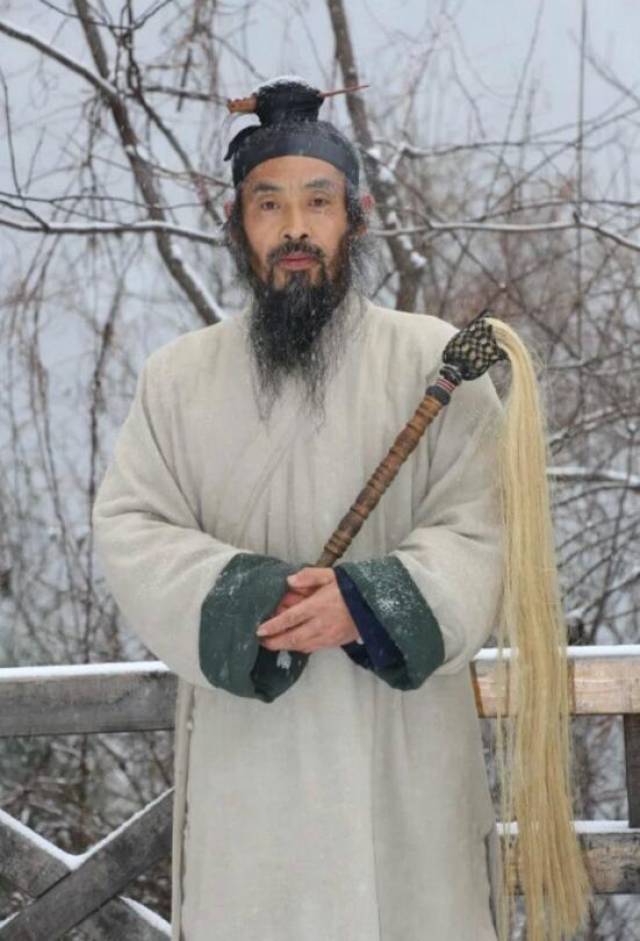 中国铁砂掌协会会长张忠诚加盟《功夫王中王》,开砖碎石轻而易举