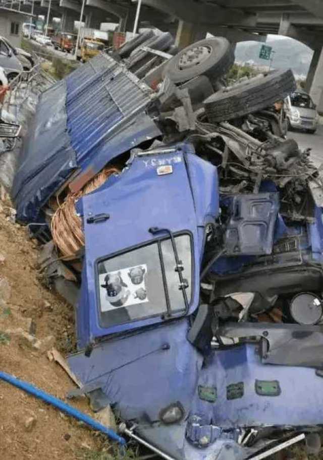 花都狮岭一大货车侧翻掉沟里摔得面目全非