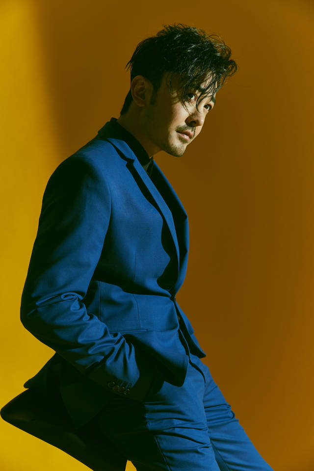 李雅男西装至简大片 光影随行展轻熟男魅力