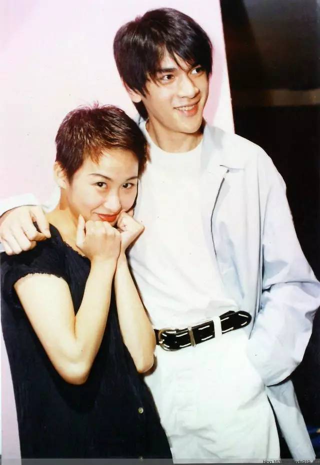 后来汤宝如与前音乐监制谭国政拍拖退出乐坛,但两人的恋爱只维持了