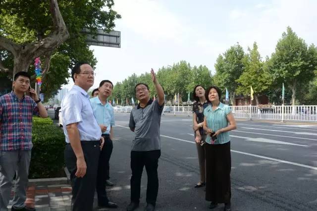 市委常委宣传部长戎阳到我区检查赛道沿线准备工作为了迎接赛事我们做