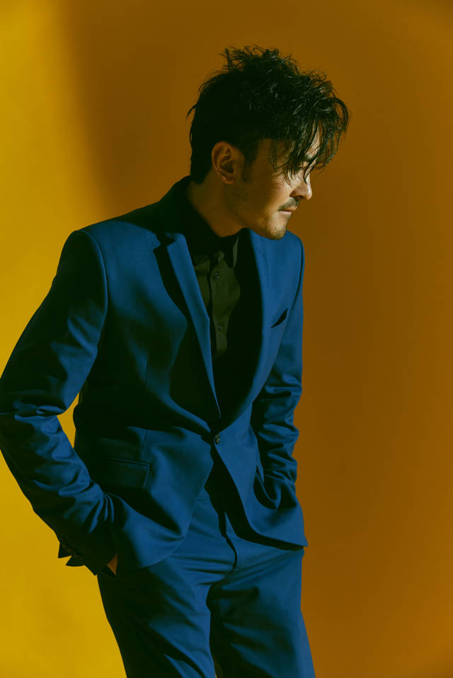 李雅男西装至简大片 光影随行展轻熟男魅力