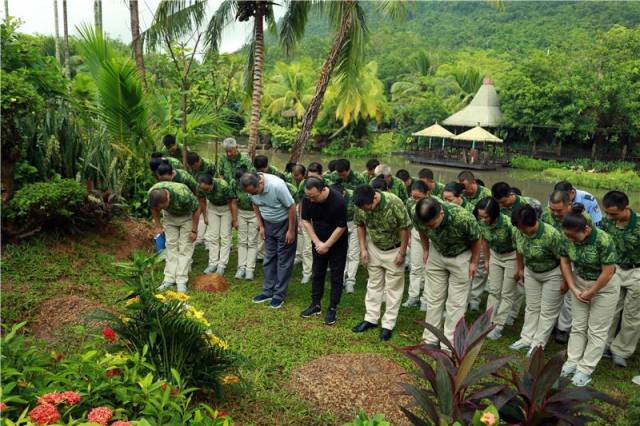 呀诺达景区隆重举行张晖总裁纪念碑揭幕仪式