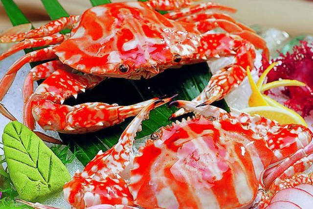 这个季节主要吃飞蟹也叫梭子蟹,选好的蟹子是有讲究的: ①看公母,公的