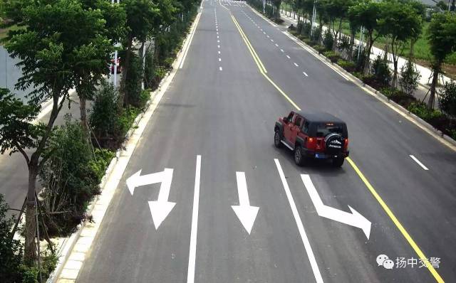 以上两辆车"偏离跑道",走到对向车道去了