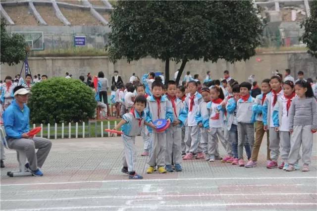 宋兴明(原福田小学校长(网络配图 新校长:余春来(原徐江小学校长)